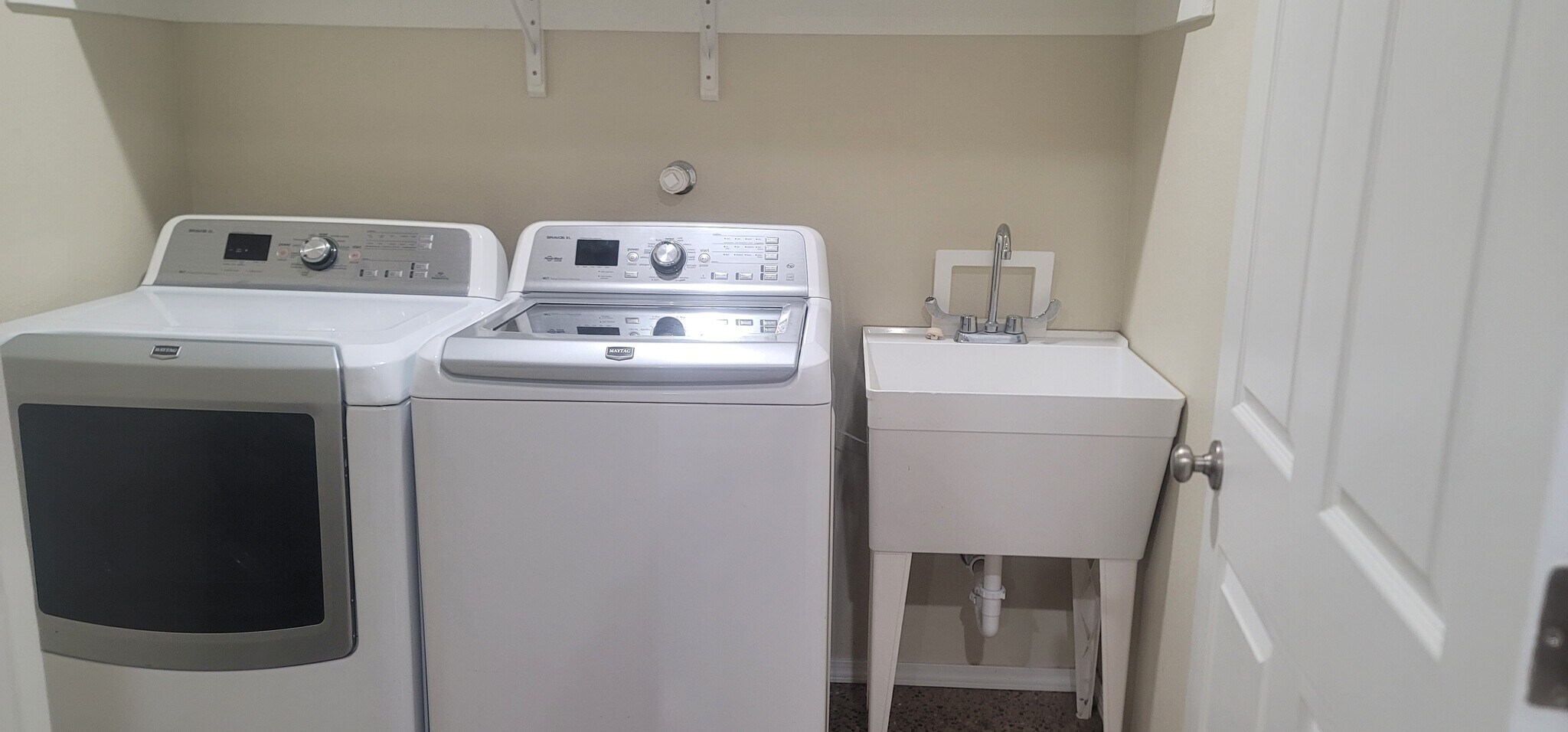 Building Photo - 221 Veranda Rd NW