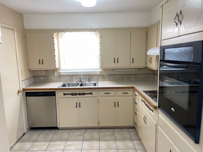 Building Photo - Cutest 3 bed 1.5 bath in Bethany!