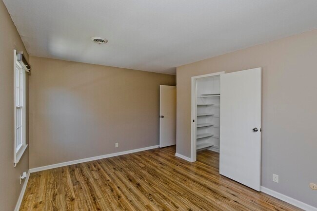 Building Photo - 40 Yorktown Dr