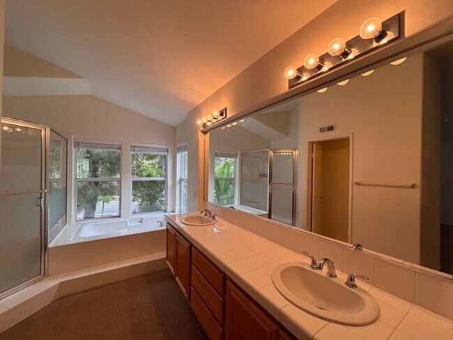 Building Photo - Great 4B/2.5BA House in Gate Community in ...