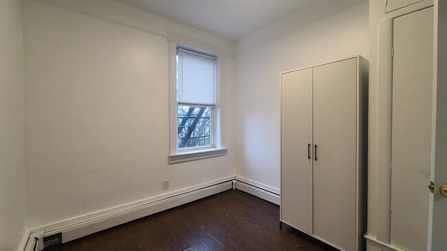 Building Photo - 405 61st St