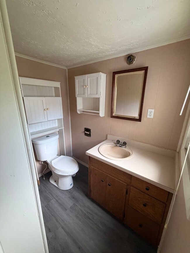 Building Photo - 3 Bed 1.5 Bath Home For Rent