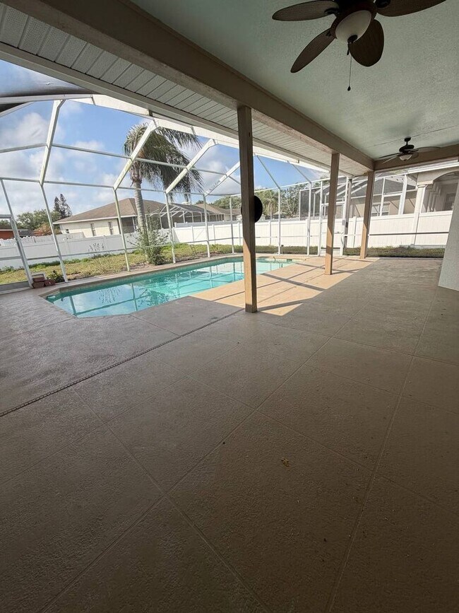 Building Photo - Welcome to your private Florida retreat in Lakeland!