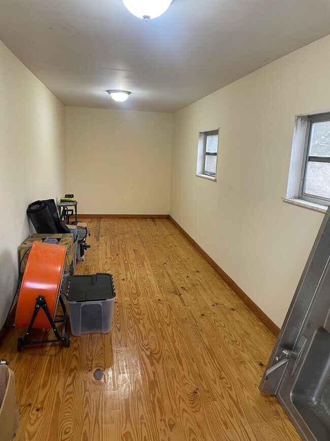 Building Photo - Knoxville 37914 - Adorable 2 bedroom, 1 bath home - Contact Lisa Vineyard and Shannon Russell (86...