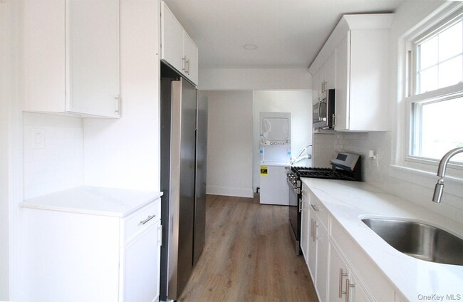 Building Photo - 344 Roslyn Ave
