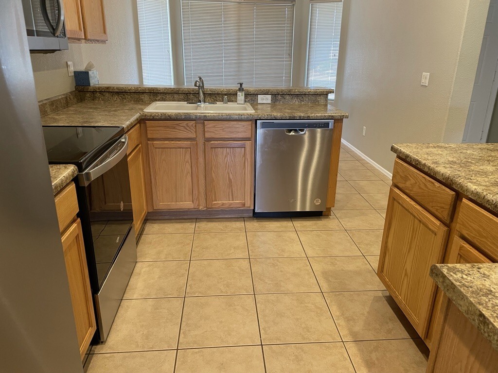 Building Photo - 14627 W Crocus Dr