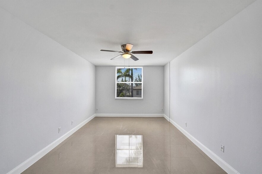 Building Photo - 1450 SE 3rd Ave