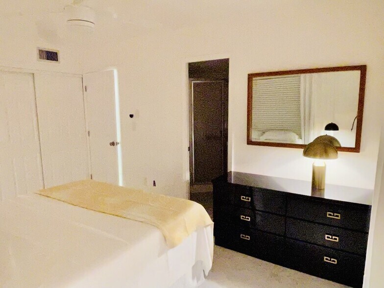 Master Bedroom QueenBed - 4158 Tamiami Trl