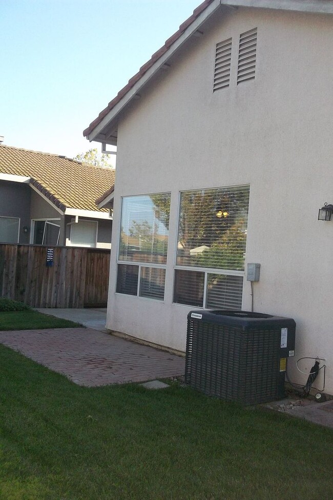 Building Photo - Solar electric home in the Laguna area of Elk Grove