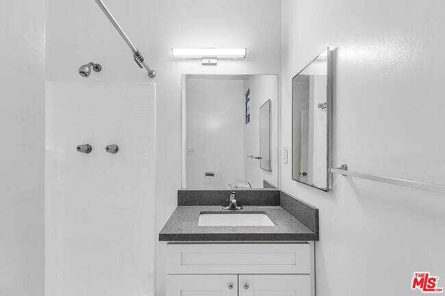 Building Photo - 1812 N Gramercy Pl
