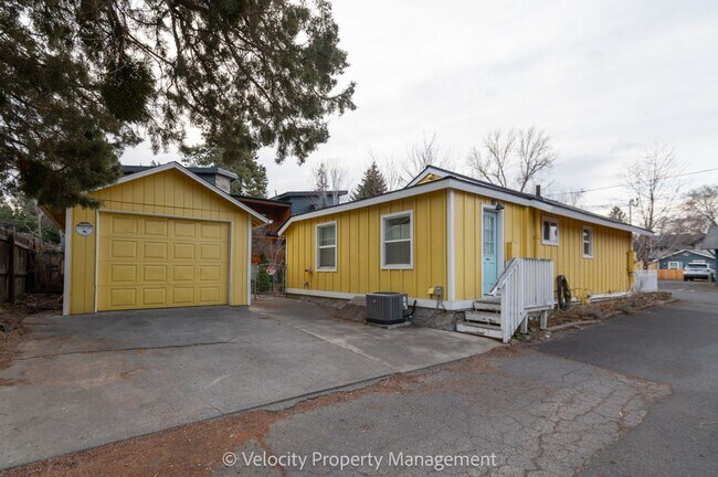 Building Photo - Charming Westside Cottage
