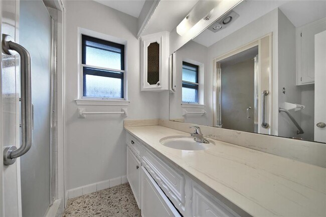Building Photo - 1056 Martin St