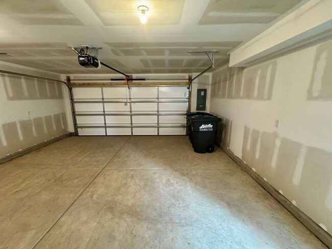 Building Photo - Beautiful, New Construction, 3-Story, 4BR/...
