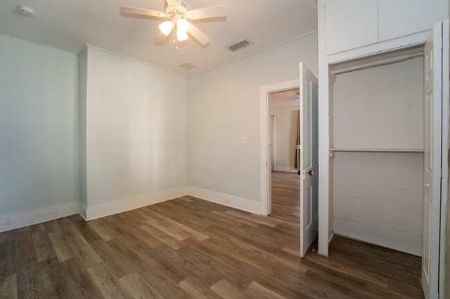 Building Photo - Historic Lincolnville 3/2 Single Family Home