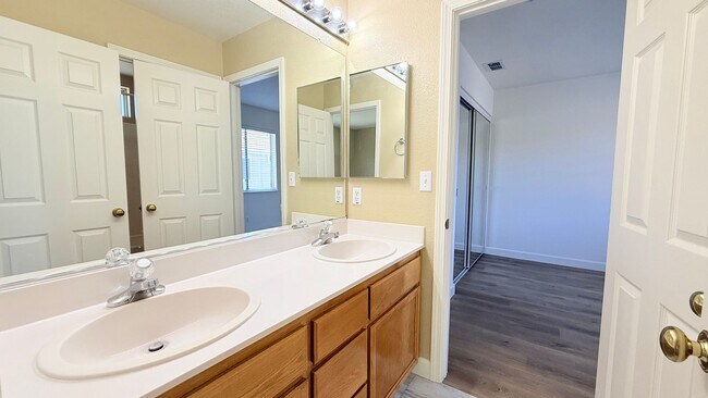 Building Photo - 401 Skylark Ct