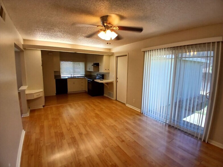 Building Photo - 9952 Vanguard Dr