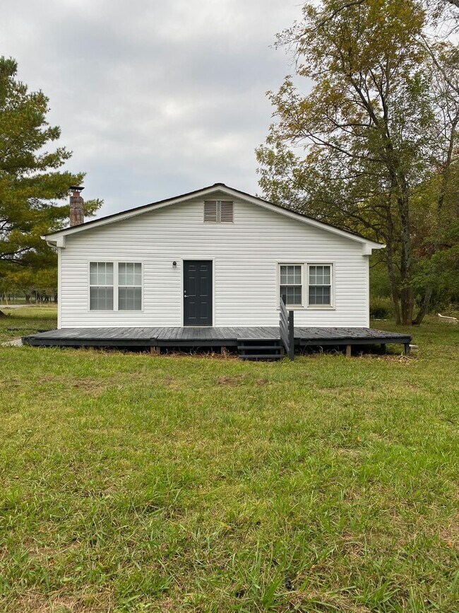 Building Photo - Quiet Country Living on 1 Acre in Murfreesboro! - 3br 2ba