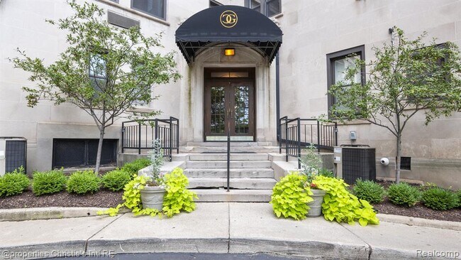 Building Photo - 2900 E Jefferson Ave