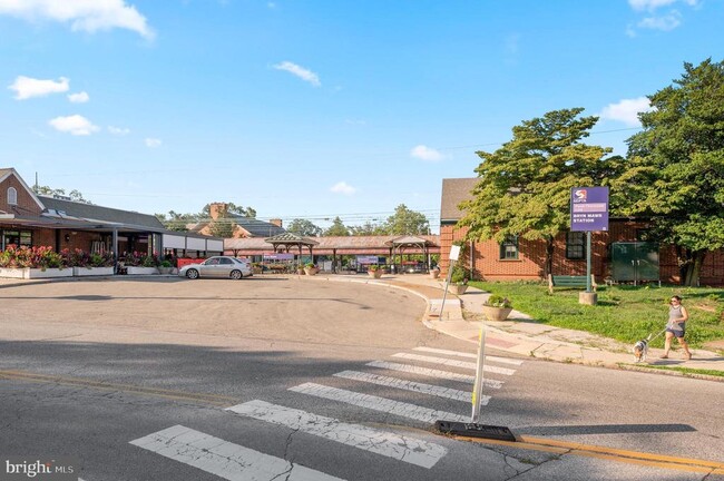 Building Photo - 840 W Lancaster Ave