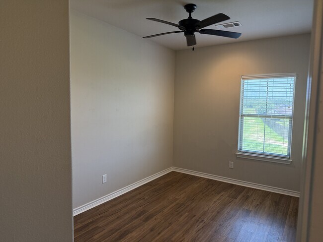 Building Photo - 5670 Shadowbend Cir N