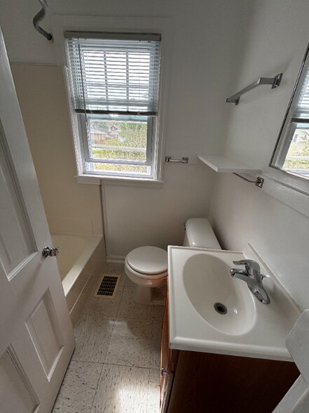 Building Photo - 142 N Riverview Dr