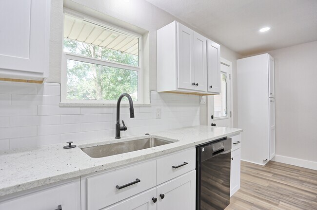 Building Photo - 704 Natchez River Cir