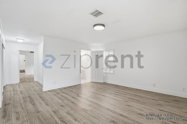 Building Photo - 1421 Stearns Dr