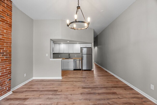 Building Photo - Fully Renovated 2BR in Historic Soulard | In-Unit Laundry | Off-Street Parking