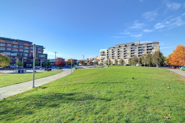 Building Photo - ar808 / ar806 53rd