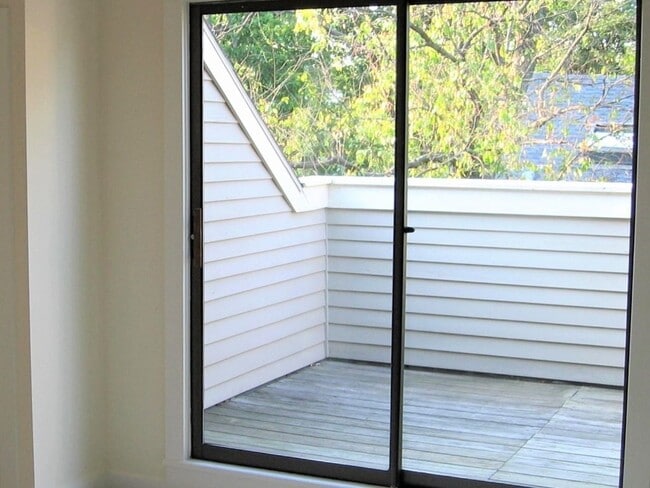 Building Photo - 13 Roberts Rd