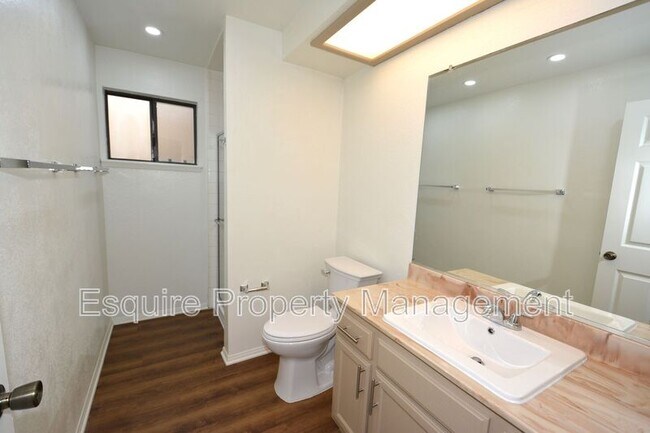 Building Photo - 1610 Oneida Pl