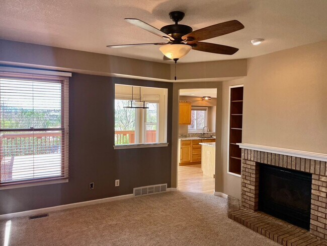 Building Photo - Spectacularly HUGE 6BD Home with Panoramic...