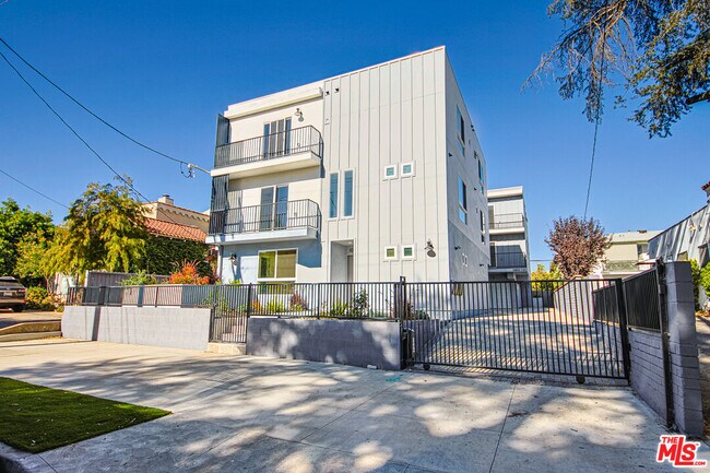 Building Photo - 10803 1/2 Kling St