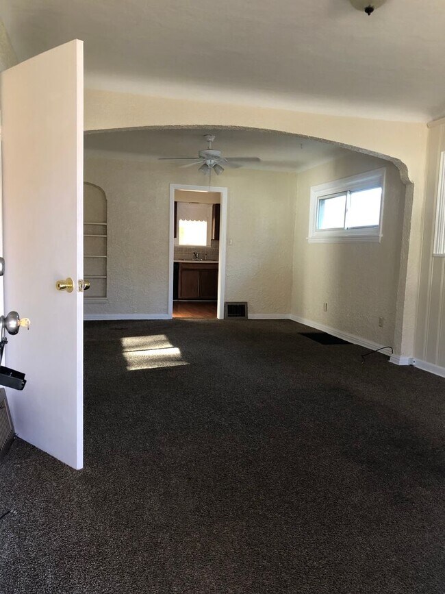 Building Photo - 2 bed Home for Rent with bonus room ....drive by and take a look