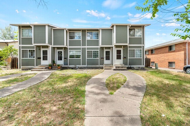 Primary Photo - 2 Bedroom Townhome - Spacious!