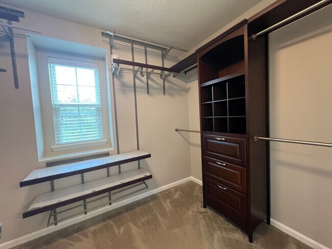 Building Photo - BEAUTIFUL 3-bedroom, 3-bathroom home in Gr...