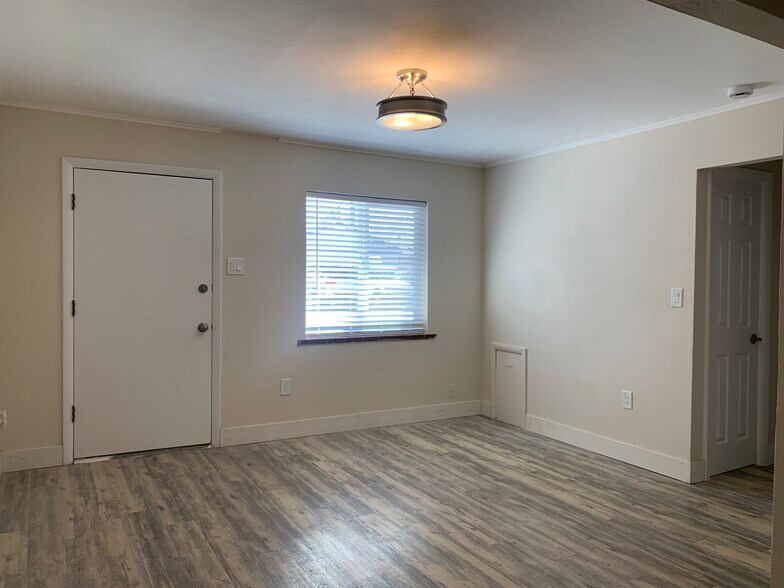 Living room - 1077 Colorado Blvd