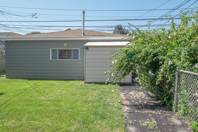 Building Photo - 5520 S Pulaski Rd