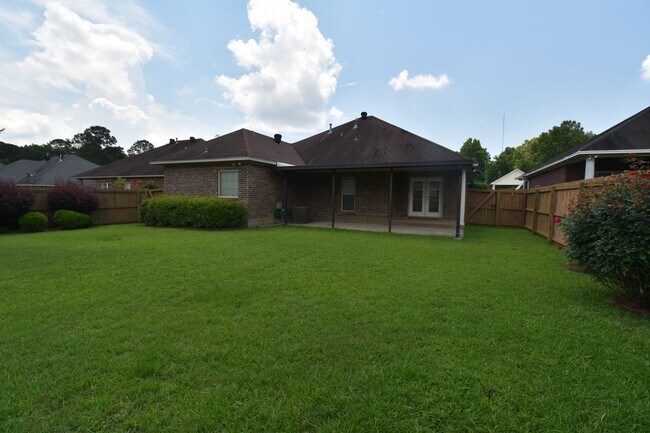 Building Photo - Updated 3 Bedroom, 2 Bath Home