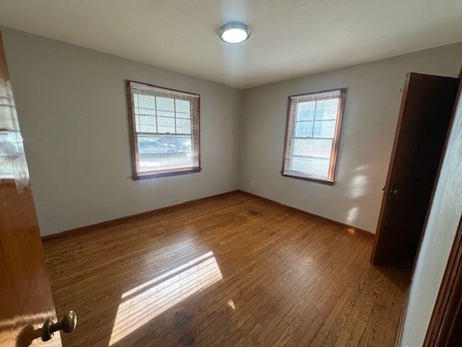 Building Photo - 4873 Woodstock Ave