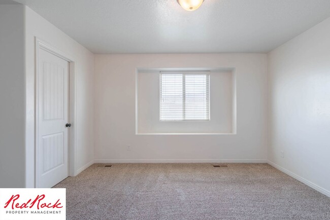 Building Photo - Pet Friendly! Spacious 4 Bedroom 3.5 Bathr...