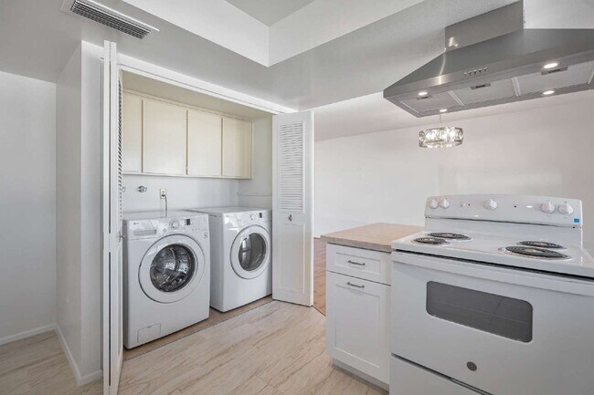 Building Photo - Scottsdale Townhome Now Available!