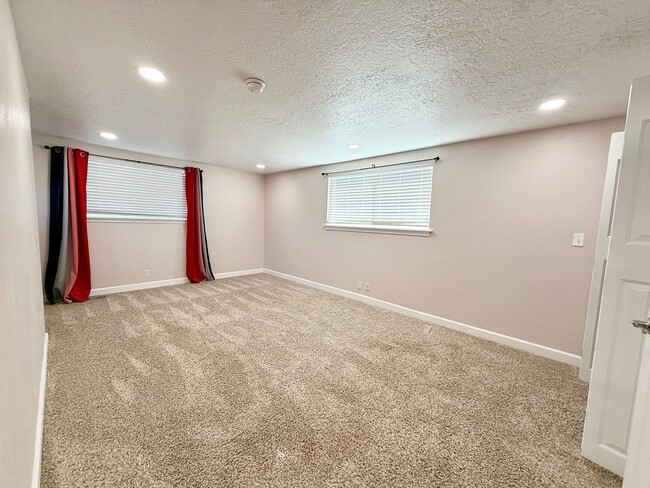 Building Photo - 4 Bed Family Home
