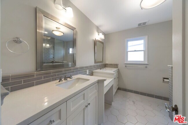 Building Photo - 1349 Meadowbrook Ave