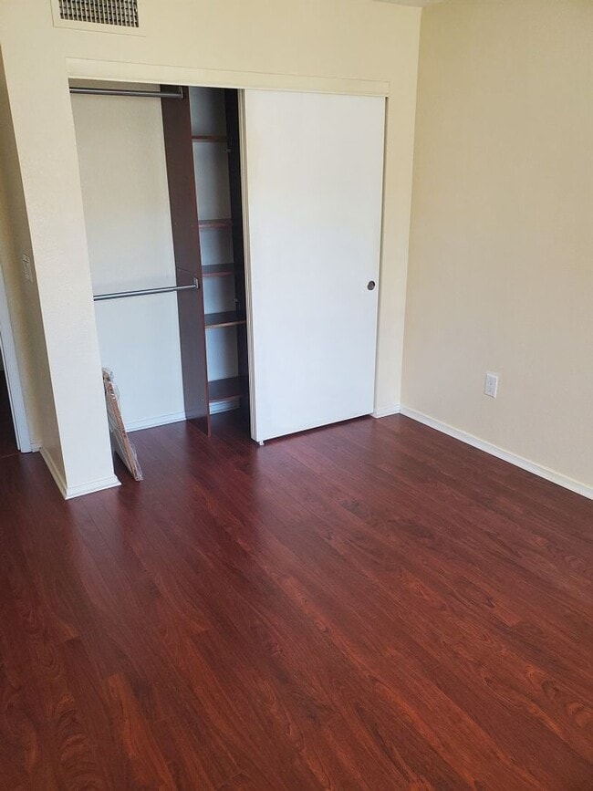 Building Photo - Cute 2 bedroom 2 bath condo