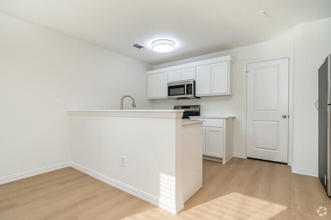 3BR, 2BA - 1,100SF - Kitchen - 3009 Grey Wolf Cir