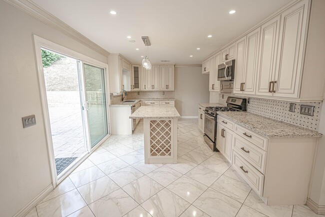Building Photo - Amazing 6 Bedroom Home for Rent in Canyon Country!