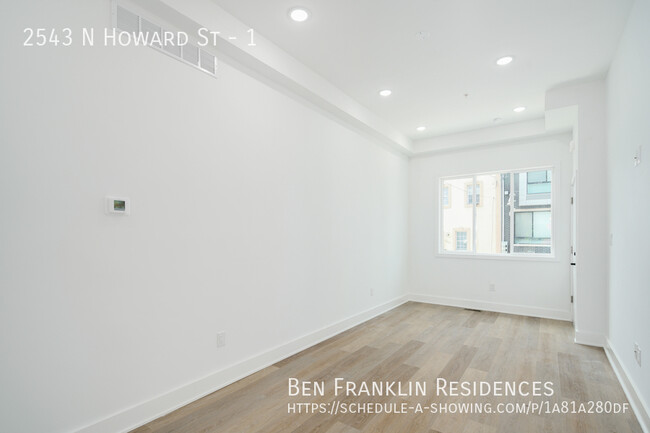 Building Photo - Awesome Bi-Level Apartment in West Kensington