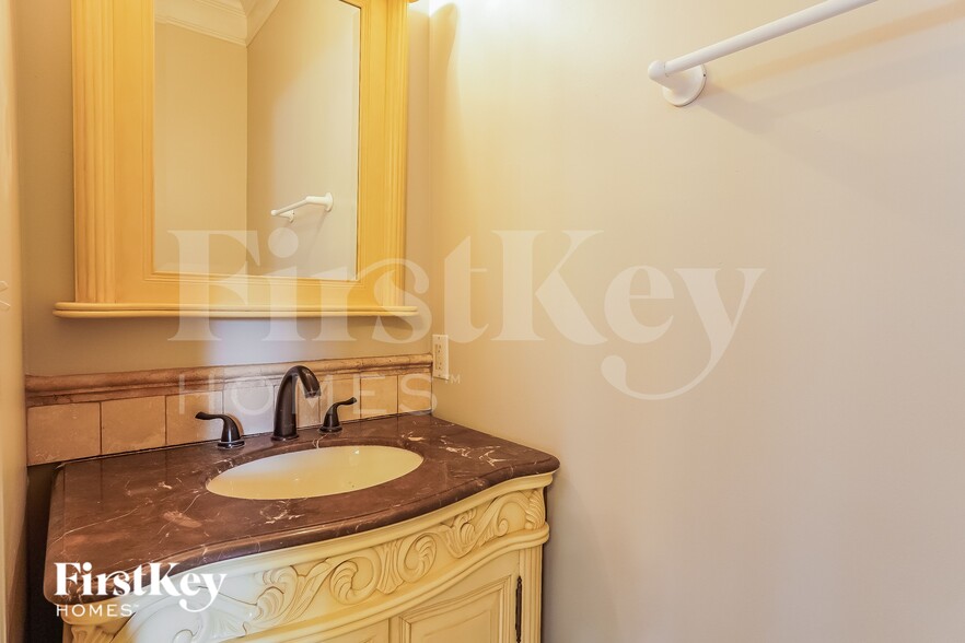 Building Photo - 6504 Hemlock St