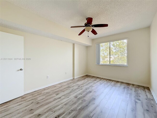 Building Photo - 6968 SW 39th St